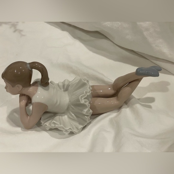 (2)-Lladró Nao Retired Ballerinas. “Pensive Ballet” & “Attentive Ballet” - Picture 5 of 15